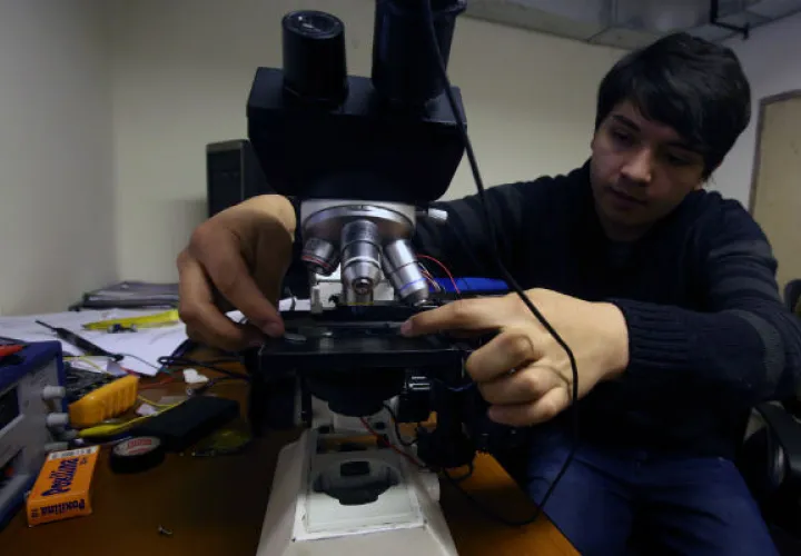  Rodrigo Loza, estudiante de Biomédica y de Mecatrónica. Foto/ EFE