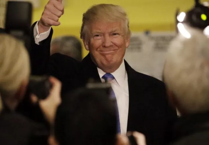 Donald Trump saluda a sus simpatizantes. /Foto AP