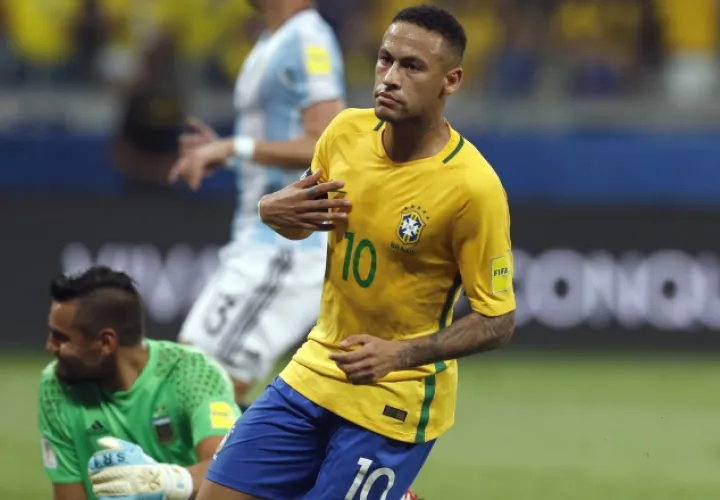 El astro brasileño Neymar anotó uno de los tres goles de Brasil y fue una verdadera pesadilla en la cancha para los argentinos. /Foto AP