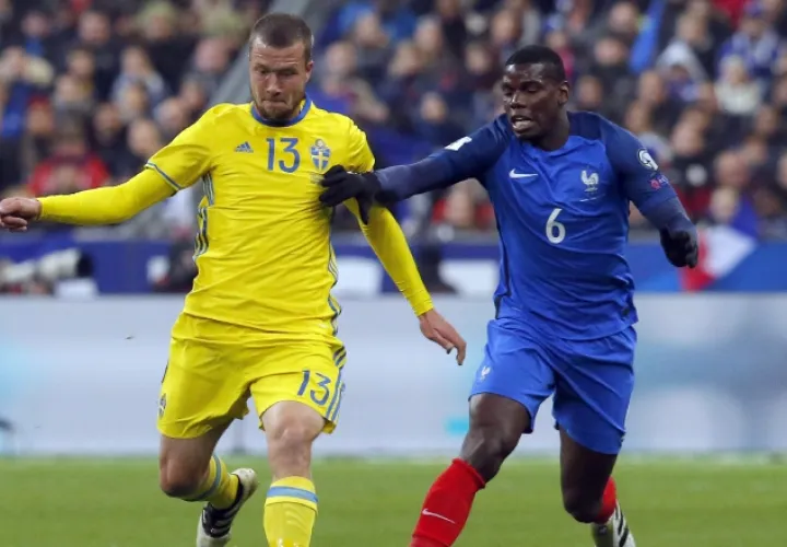 Jakob Johansson (13), de Suecia, disputa el balón contra Pogba. AP