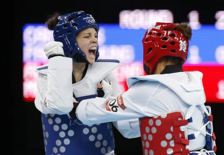 Carolene Carstens (azul) representó a Panamá en la cita olímpica 2016, en Río de Janeiro, Brasil. EFE