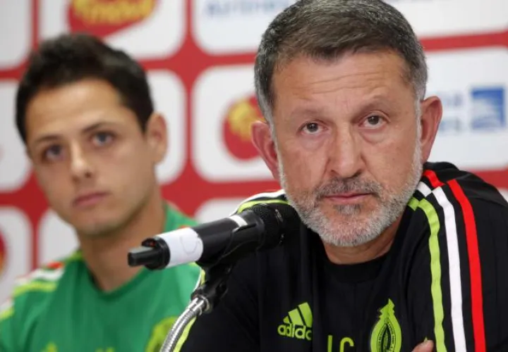 Juan Carlos Osorio junto a Javier "Chicharito" Hernández  en la conferencia de prensa previa al partido de esta noche. /Foto EFE