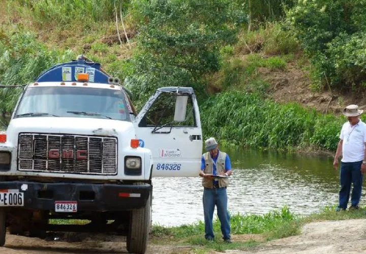 Los técnicos del  Idaan continúan trabajando en los equipos en la toma de agua cruda. /Foto Thays Domínguez 