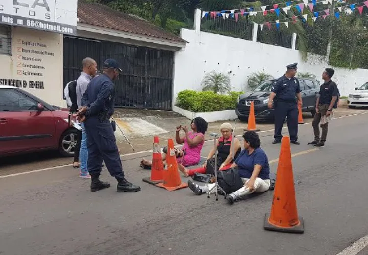 Se sentaron en la vía. /Foto Raimundo Rivera