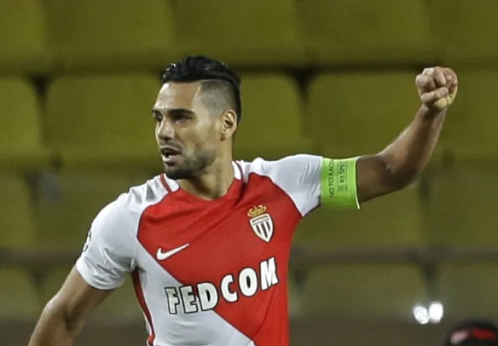 Radamel Falcao en su actuación de ayer en la Liga francesa. /Foto AP