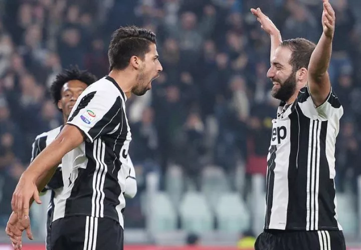 Sami Khedira (izq.) celebra su anotación con Gonzalo Higuaín. EFE
