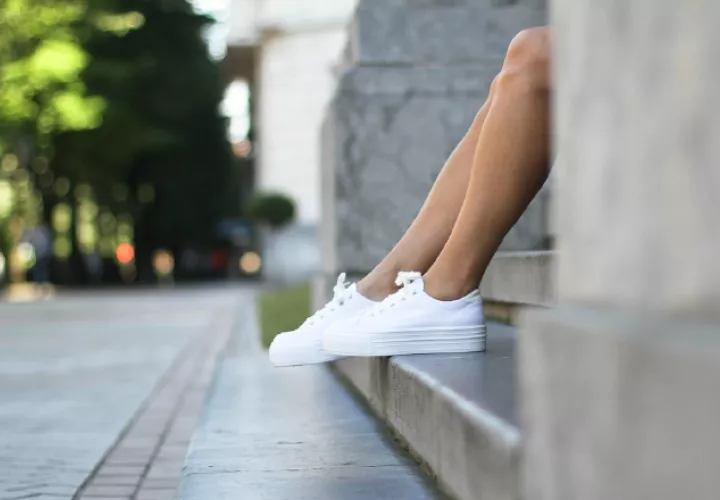 Las zapatillas blancas son compatibles con todos los 'looks'. 