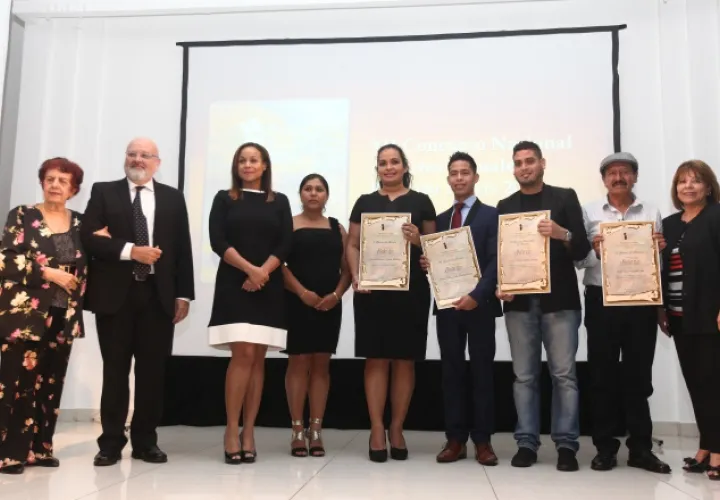 Zita Lewis,  Janelle Davidson (directora general del Inac), Edwin Cedeño y los ganadores de la categoría pintura, en la gala de premiación. /Foto Aurelio Herrera Suira