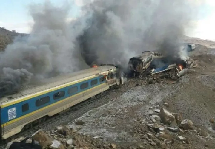 Vagones de tren destruídos tras el accidente. Foto/ EFE 