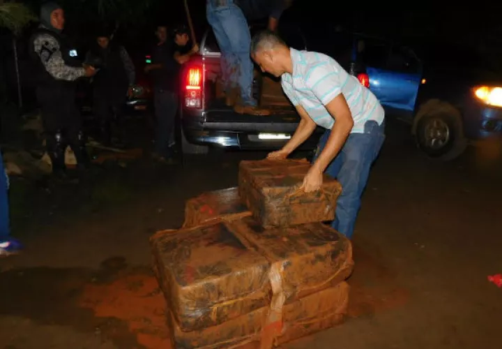 La sustancia cuando era trasladada por las autoridades.  Foto: Zenaida Vásquez. 