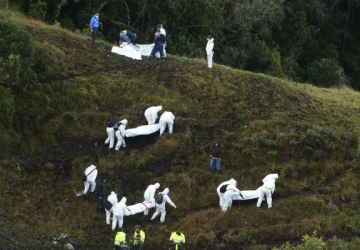 Rescatan varios de los cuerpos del accidente aéreo en Colombia. FOTO/AP