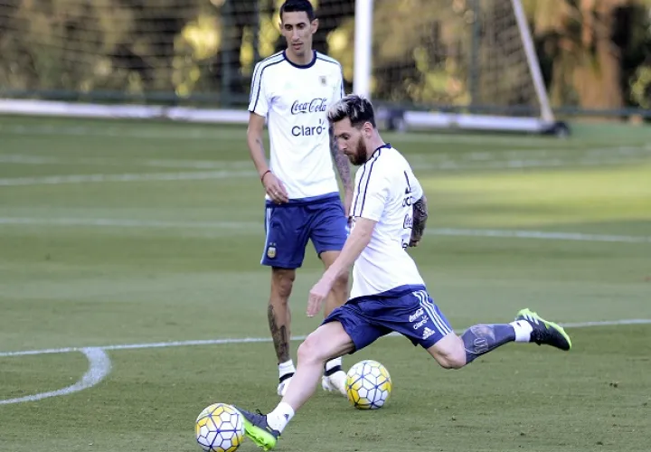 Messi en un entrenamiento con Argentina. Foto/AP