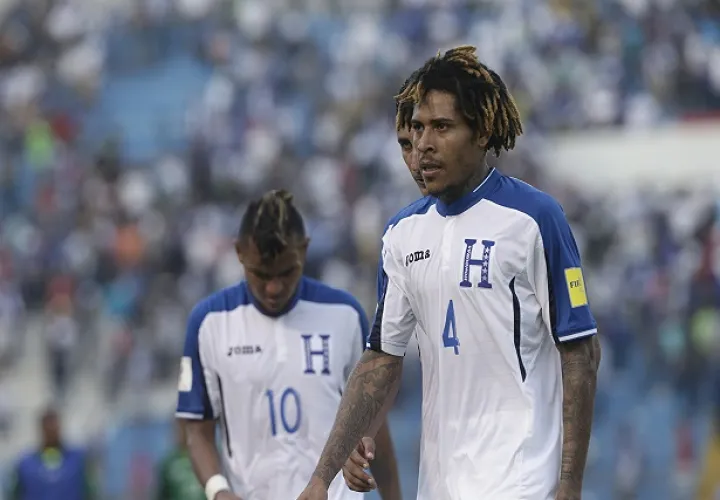 Los hondureños abandonan el partido. Foto/AP