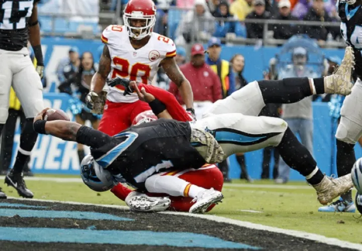 Newton lanzó un pase de touchdown de 40 yardas. Foto/AP