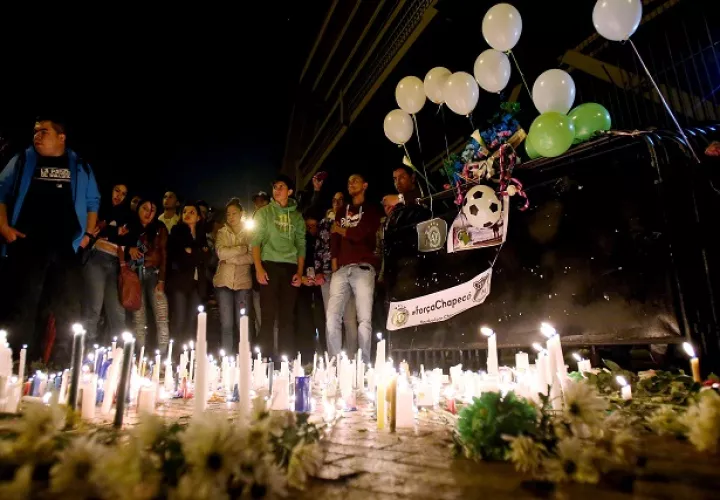 Los aficionados encendieron velas para homenajear a las víctimas. Foto/EFE