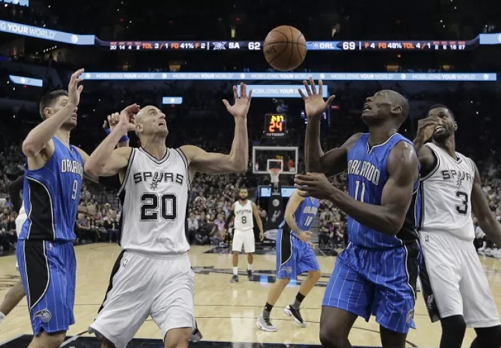 San Antonio perdió 19 balones, su peor cifra de la temporada.  Foto/AP