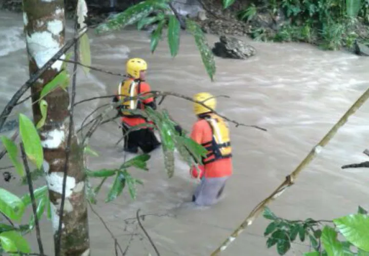 En Río Nudo Santa Fé localizan a desaparecido aguas abajo. @Sinaproc_Panama.  