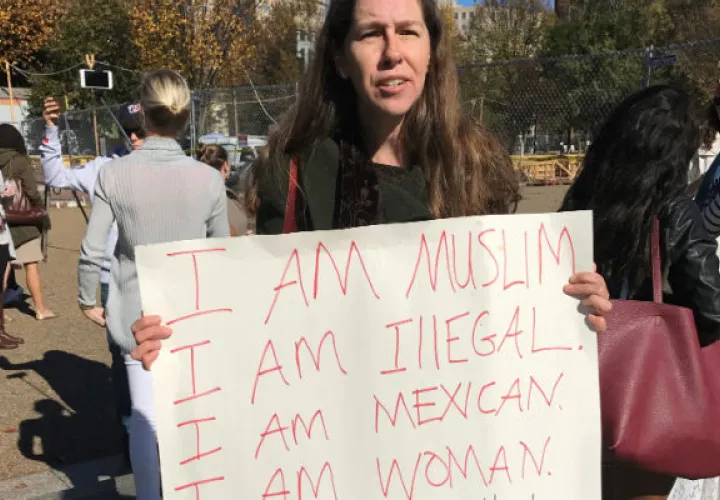 Decenas de personas marcharon y protestaron frente a la mansión presidencial alrededor de las 11.00 de la mañana hora local, hora a la que comenzó la primera visita de Trump al presidente, Barack Obama, y a su futura ciudad tras su victoria. FOTO/AP
