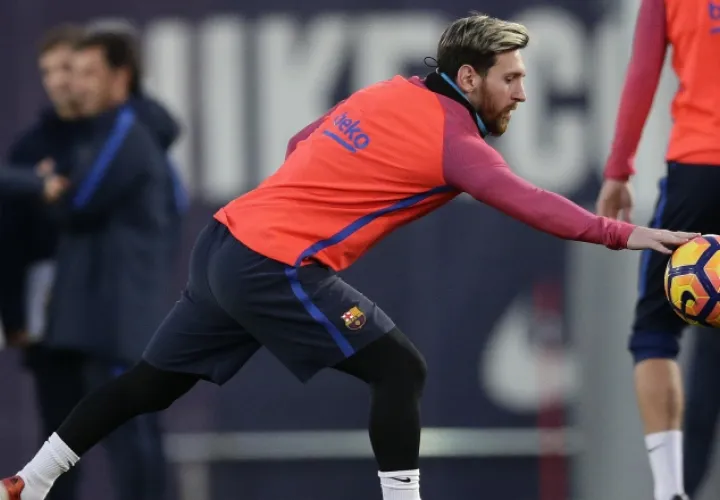 Lionel Messi durante los entrenamientos del Barcelona. /Foto AP