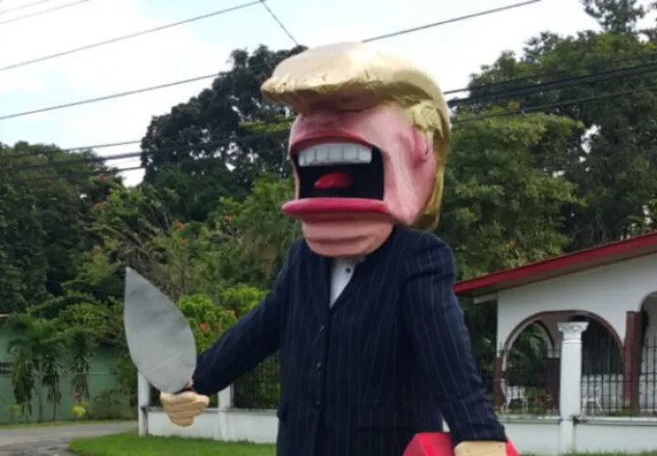 El muñeco representa a Trump construyendo el muro. /Foto Eric Ariel Montenegro