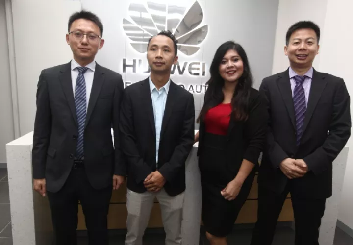 1. Roy Li, William Zhang, Cristina Cianca y Alvin Wu.
