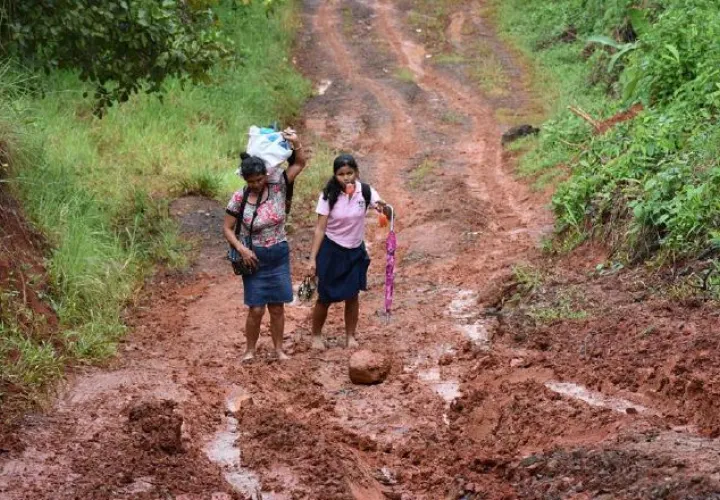 El invierno fue fuerte y muchos tramos del camino están muy deteriorados. /Foto José Manuel Adames