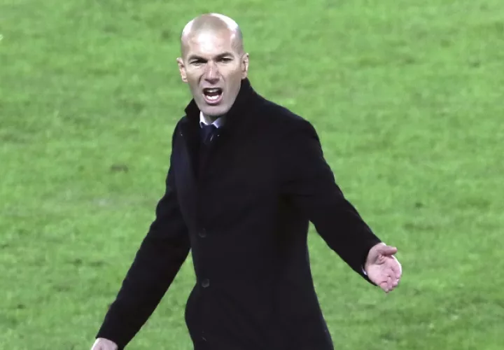 Zinedine Zidane está en su segunda temporada con el Madrid. /Foto AP