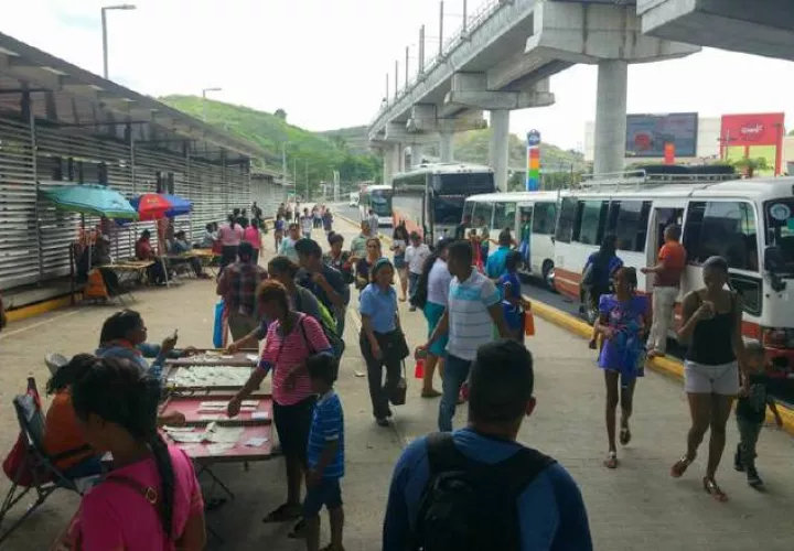 Los usuarios tenían que refugiarse bajo la estructura del metro cuando llovía en Los Andes. /Foto Archivo