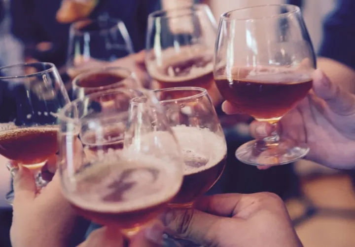 Ingerir alcohol mientras estás estresado puede disparar un 'switch' en el cerebro que hará que tomes más de la cuenta. /Foto Archivo