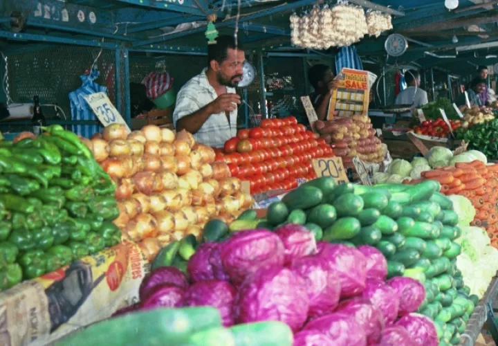 Panameños se perjudican con altos precios a fin de año. /Foto Archivo