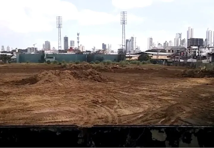 Movimiento de tierra en el estadio Juan Demóstenes Arosemena. /Foto Joel Isaac González