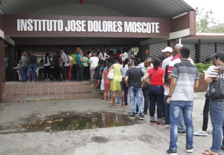 Largas filas formaron los padres de familia para matricular a su hijo. /Foto Edward Santos Cruz