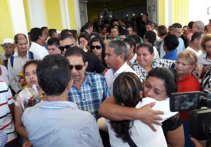 Familiares y amigos acuden a las honras fúnebres. /Foto José Vásquez