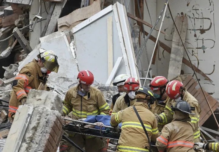 La otra persona atrapada es un trabajador de la construcción, de acuerdo con el jefe de bomberos de Sioux Falls, Jim Sideras. Los rescatistas también sacaron con vida a un perro de entre los escombros.FOTO/AP