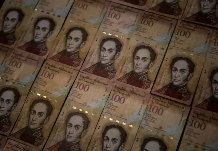 Vista de billetes de 100 bolívares el domingo 11 de diciembre del 2016, en Caracas (Venezuela). Foto: EFE