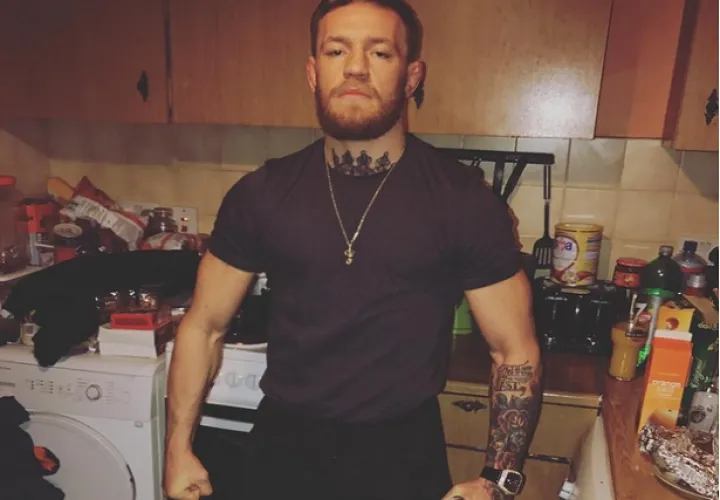 McGregor posa en la cocina de su casa.