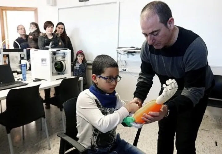 Los pacientes destacaron la posibilidad de dar apretones de manos. Foto/ EFE