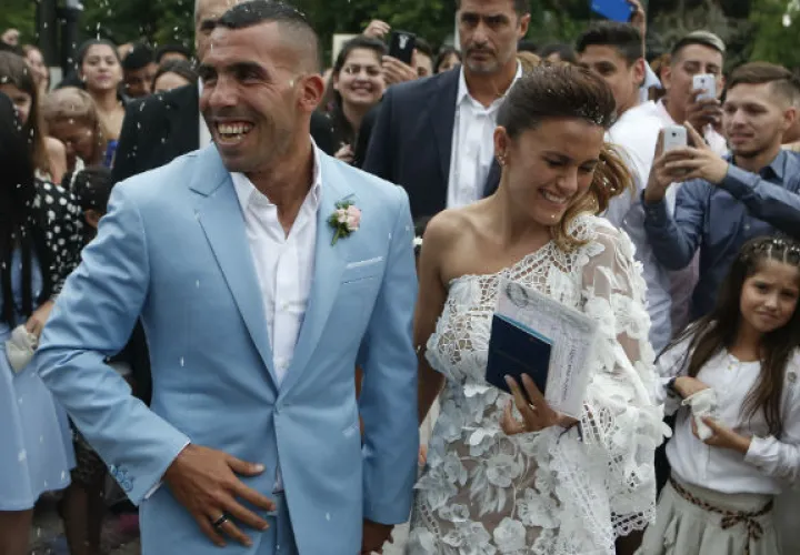 Carlos Tevez y a su hermosa esposa Vanesa Mansilla./ Foto AP
