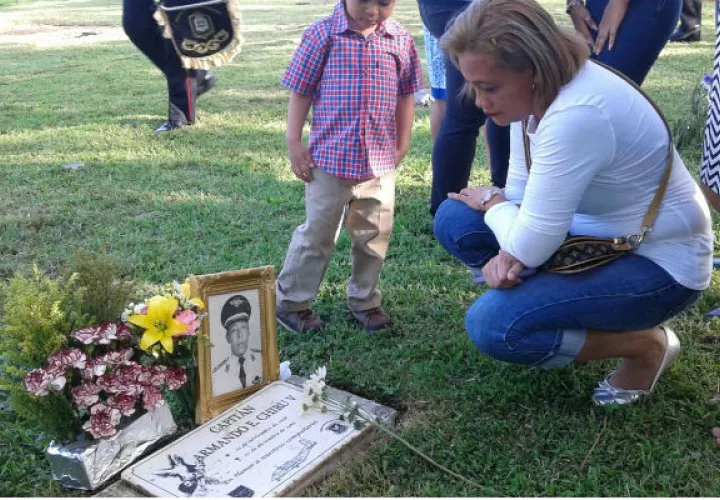 Mira la galería de imágenes durante la entrega de ofrendas florales a los caídos del 20 de diciembre de 1989.