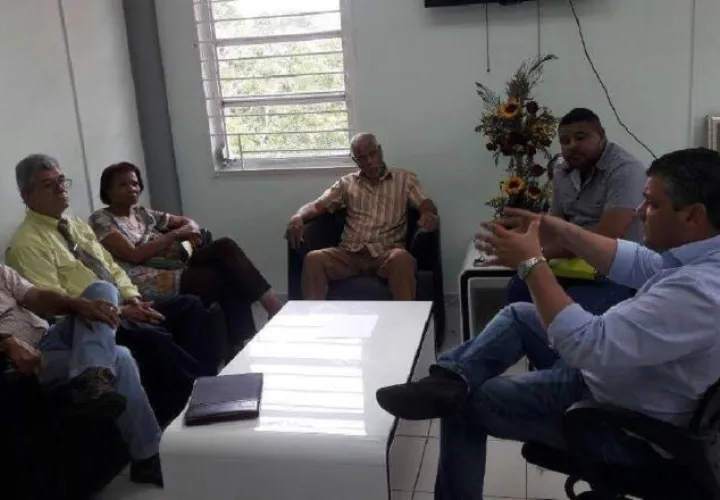 Reunión sobre mausoleo. Diómedes Sánchez