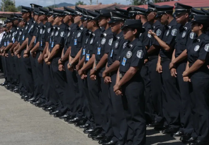 Un agente de la Policía Nacional empieza con un salario base de 850 dólares mensuales, lo que hace atractiva una profesión que no cuenta con demasiados funcionarios. /Foto Archivo 