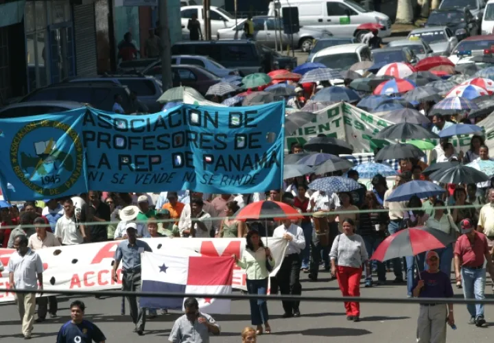 Educadores en la calle: Los gremios magisteriales han sido uno de los pocos grupos que han logrado un aumento salarial mediante protestas. Ellos esperan que el Gobierno cumpla con el segundo aumento de $300 que se les prometió.   