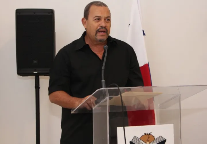 Andrés Villa. Escritor, periodista y promotor cultural. También es autor de "Runnels", "Crónica 100 años del Canal de Panamá". /Foto Jaime Cordero.