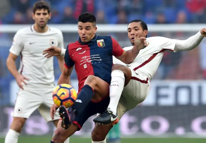 Giovanni Pablo Simeone (dcha.) marca de cerca a Juan Jesús. /Foto AP