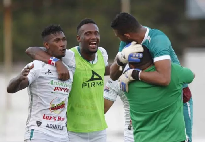 El delantero panameño  Brunet Hay Pino y el defensa central Richard Dixon  volvieron a dar buenos dividendos  al Platense en el  arranque del campeonato hondureño de primera división.