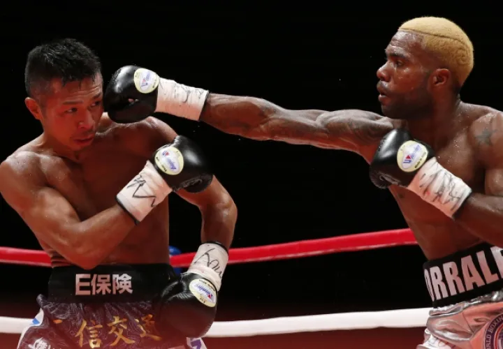 Jezreel Corrales en su defensa titular ante Takashi Uchiyama. /Foto AP