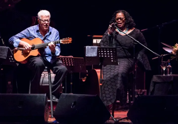 Romero Lubambo y Dianne Reeves , en el Teatro Ateneo, en Ciudad del Saber, en Clayton. /Foto Jaime Cordero.