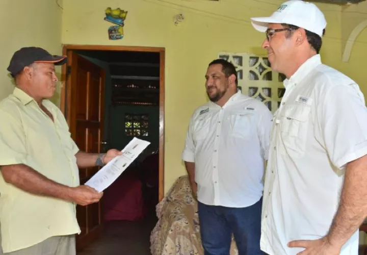 César Vidal (primero a la derecha) no cobrará dos días de su quincena. /Foto Archivo