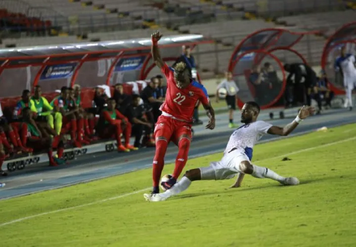 Abdiel Arroyo (izq.) fue uno de los cambios de Panamá. /Foto Anayansi Gamez