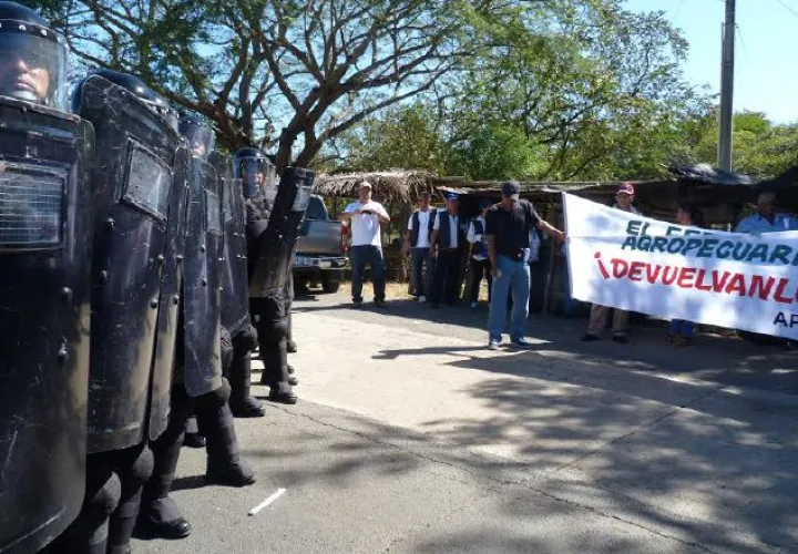 A la par que ha tenido que desistir de medidas antipopulares, el Gobierno arma sus estamentos, a la vez que reprime protestas. Archivo 